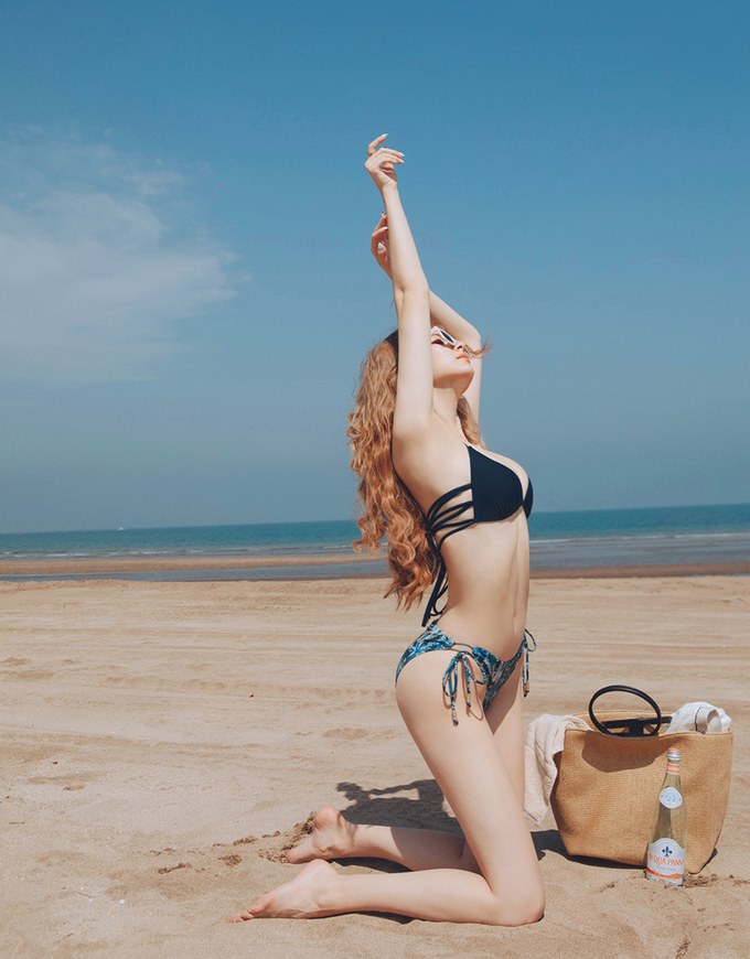 Plain Halter Crisscross Bikini Top (Thick Padded)
