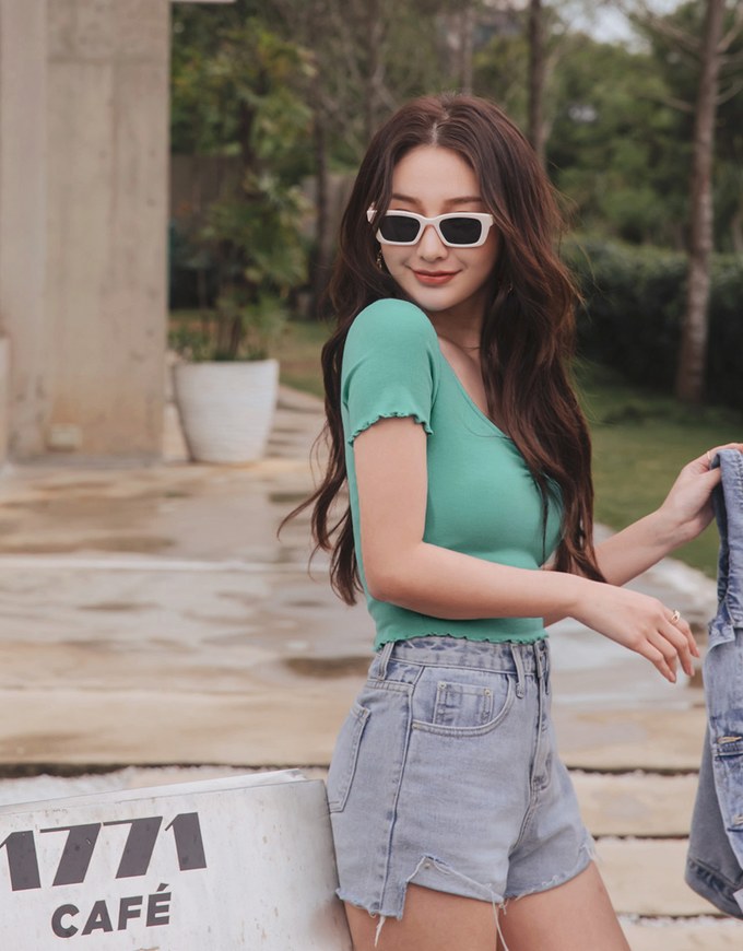 Scrunch Lettuce-Edge Hem Crop Top