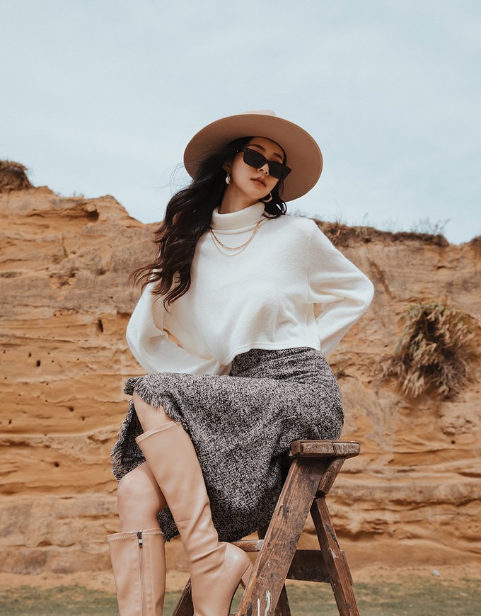 Stark Minimalism High-Neck Knitted Top (Detachable shoulder pad)
