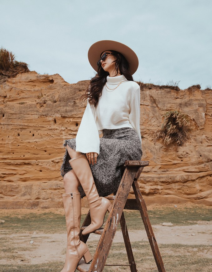 Stark Minimalism High-Neck Knitted Top (Detachable shoulder pad)