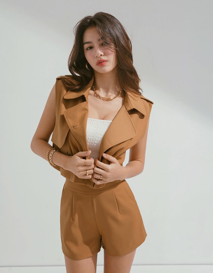 Très Chic Sleeveless Crop Trench Coat
