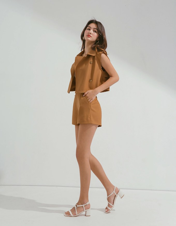 Très Chic Sleeveless Crop Trench Coat