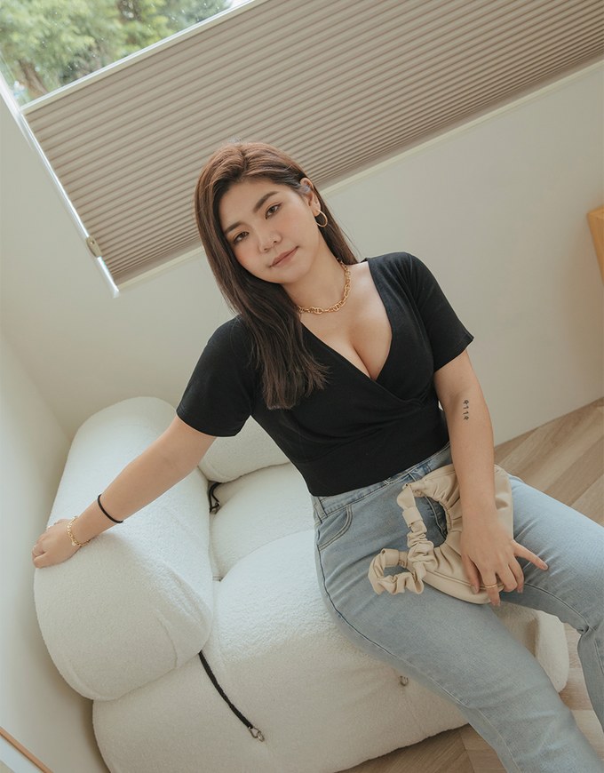 Finest Minimalistic Deep-V Puffy Crop Top