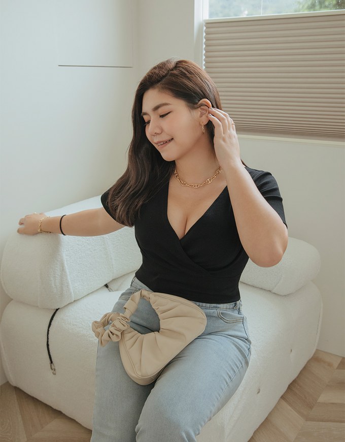Finest Minimalistic Deep-V Puffy Crop Top
