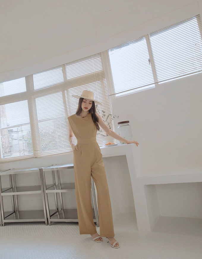 Edgy Smart Sleeveless Jumpsuit (With Shoulder Pads)