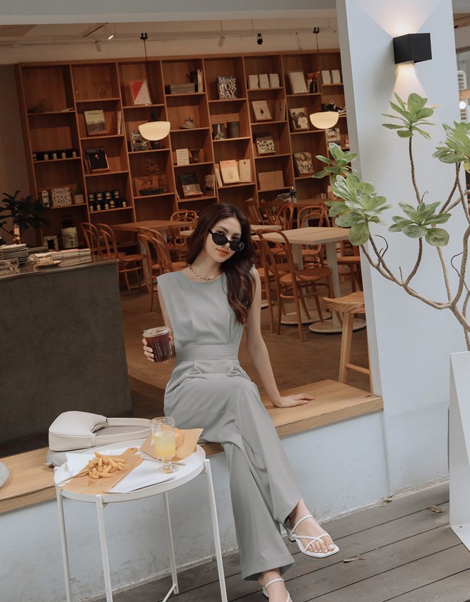 Edgy Smart Sleeveless Jumpsuit (With Shoulder Pads)