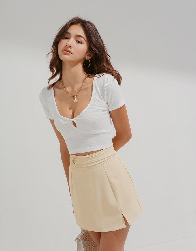 Low-Cut Crop Top With Small Kink