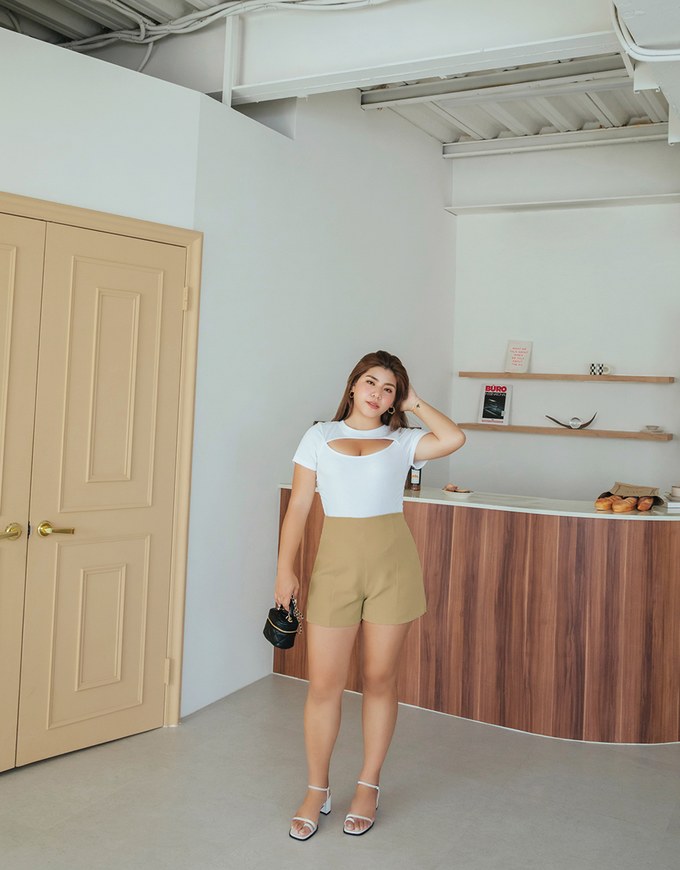 Front Cut Out Side Scrunch Crop Top