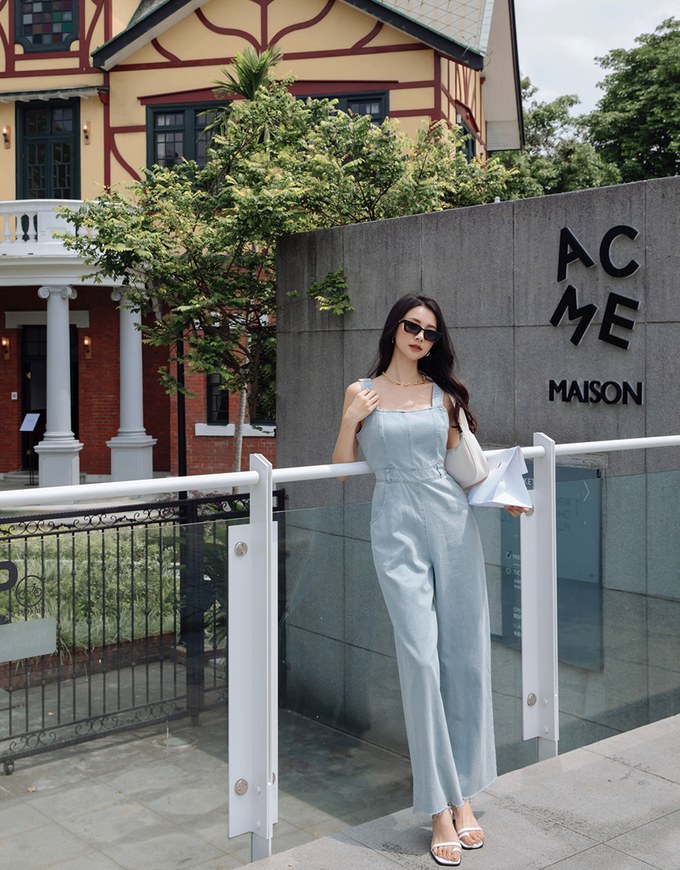 Très Chic Pinafore Denim Jumpsuit