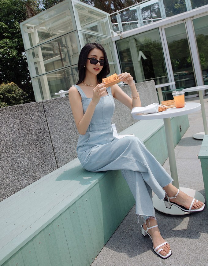 Très Chic Pinafore Denim Jumpsuit