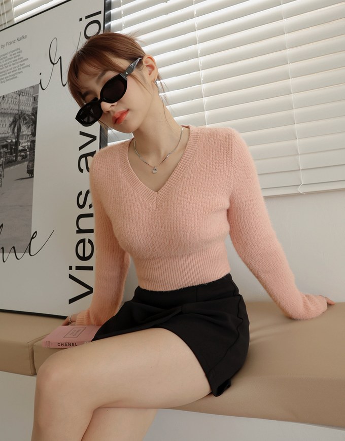 Gentle V-neck Velvet Crop Top