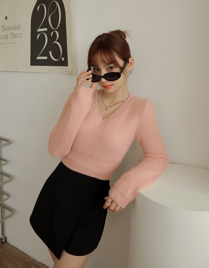 Gentle V-neck Velvet Crop Top