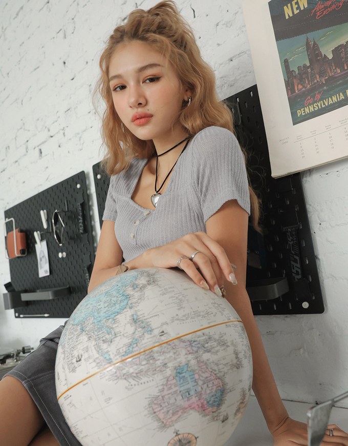 Square-Neck Straight Line Top