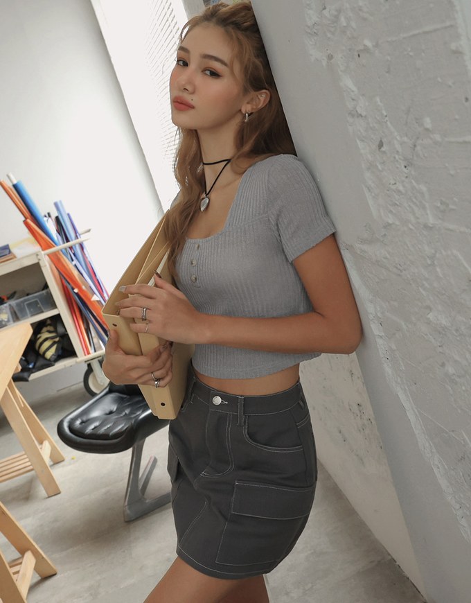 Square-Neck Straight Line Top