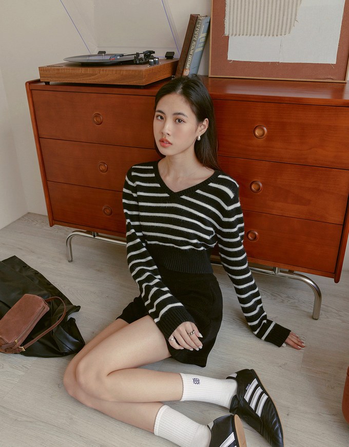 V Neck Striped Long Sleeve Knit Top