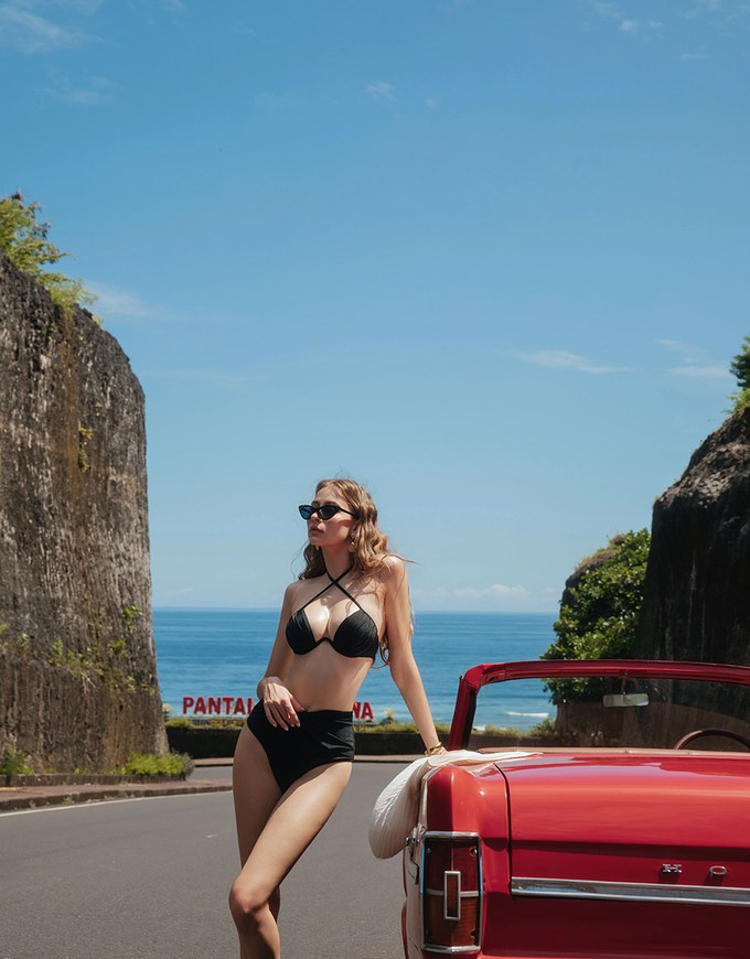 【PUSH UP】2 Way 3D Shaping W Underwire Glossy Push Up Halter Bikini Top