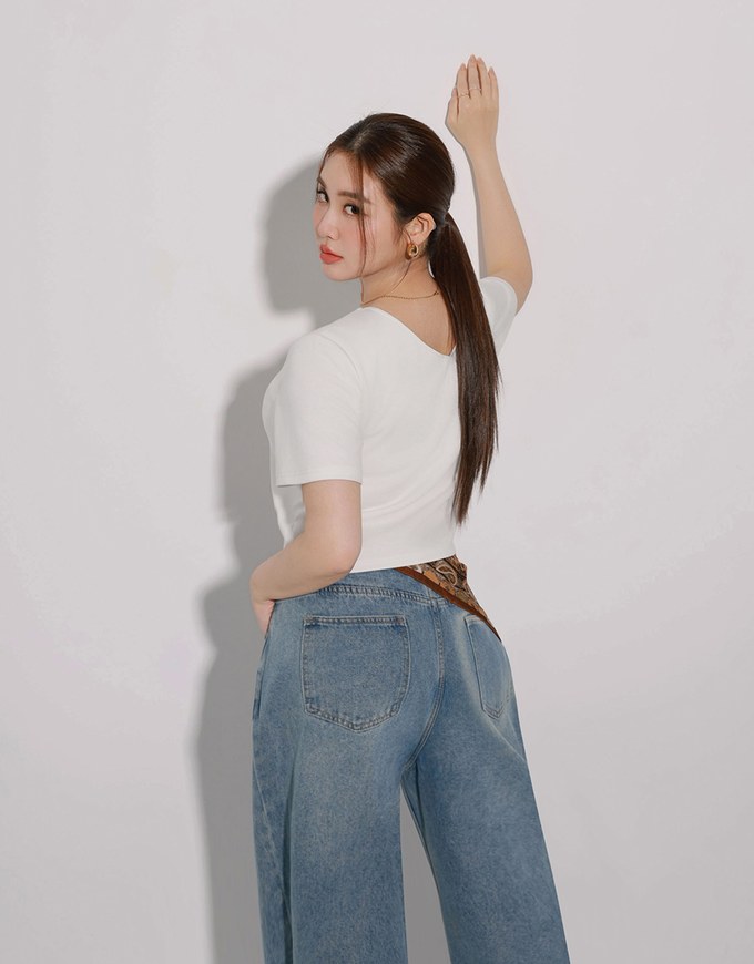 Deep V Back Solid Slim Fit Padded Cropped Tee