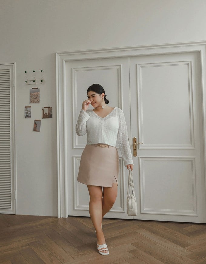 Waistline Gold Chain Detail High Waist Front Slit Mini Skirt