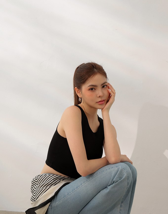 AIRY HOURGLASS Round Neck Textured Ribbed Crop Padded Tank Top