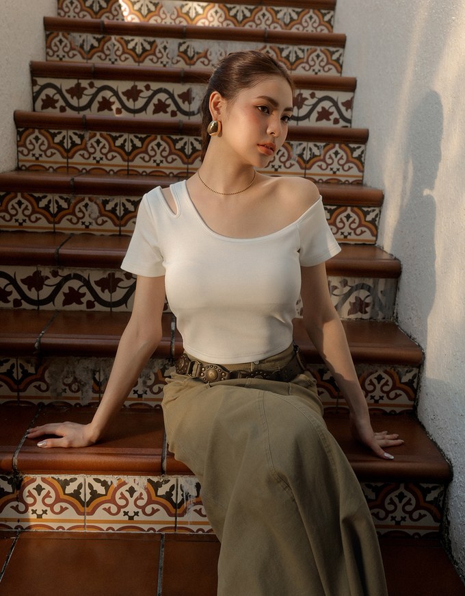 Asymmetrical Cut Out Shoulder Slim Fit Padded Cropped Tee
