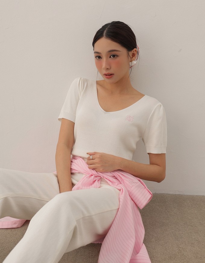 AIR SPACE Logo Embroidered V Neck Short Sleeve Knit Top