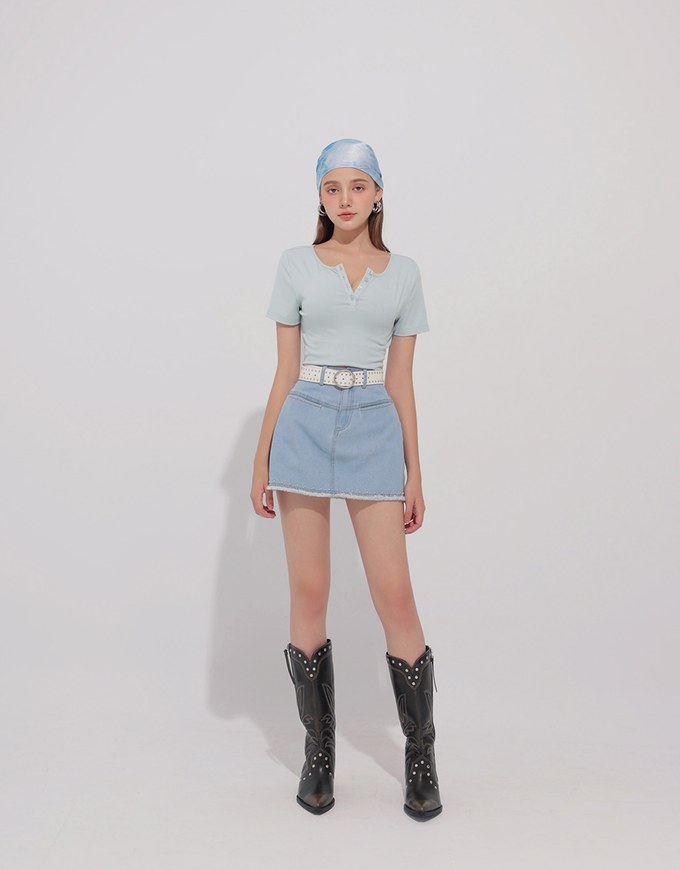 クルーネックボタンショートスリーブクロップドTシャツ