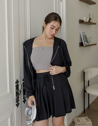Cooling Fabric Fitted Zip-Up Hooded Jacket with Pockets Detail