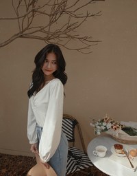 Modern Twist Front-Knot Puffy Top