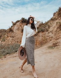 Stark Minimalism High-Neck Knitted Top (Detachable shoulder pad)