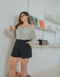 Sleek CEO Style Slimming Bias-Cut Slit Suit Short