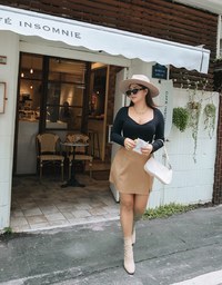 スリットプリーツレザースカート