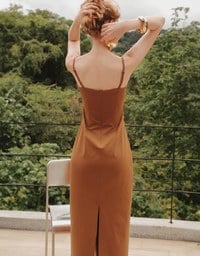 天生馬甲線 後開岔平口細肩帶長洋裝(附胸墊)