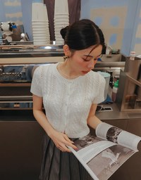 小花貝扣麻花鏤空針織開襟衫
