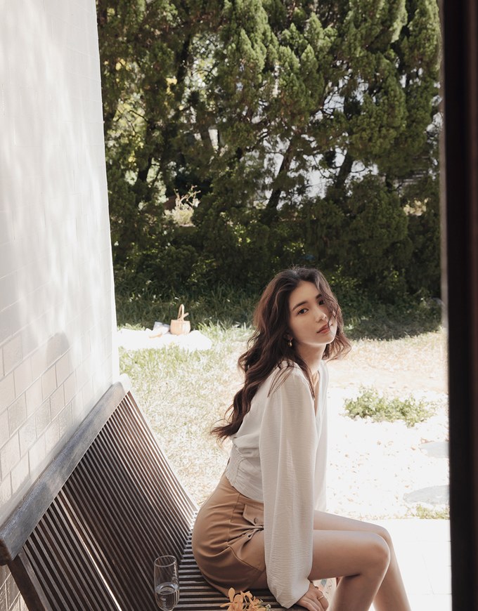 Minimalist Staple Ruched Cinched-Waist Top