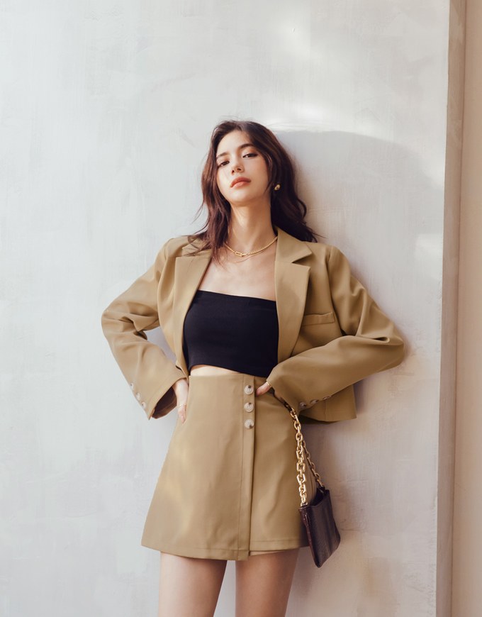 Edgy Smart Single-Button Crop Blazer(With shoulder pads)