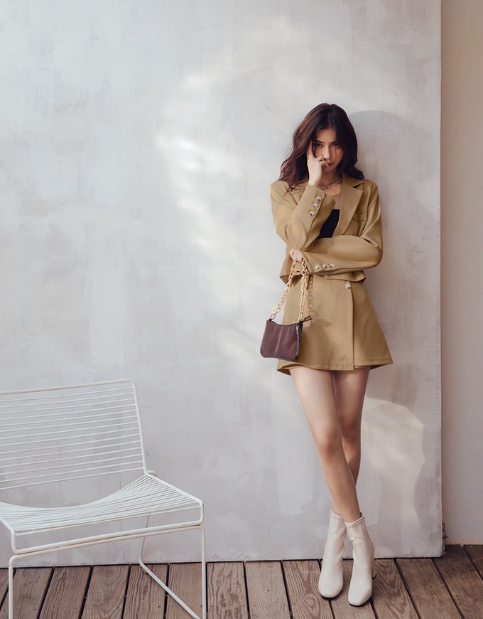 Edgy Smart Single-Button Crop Blazer(With shoulder pads)