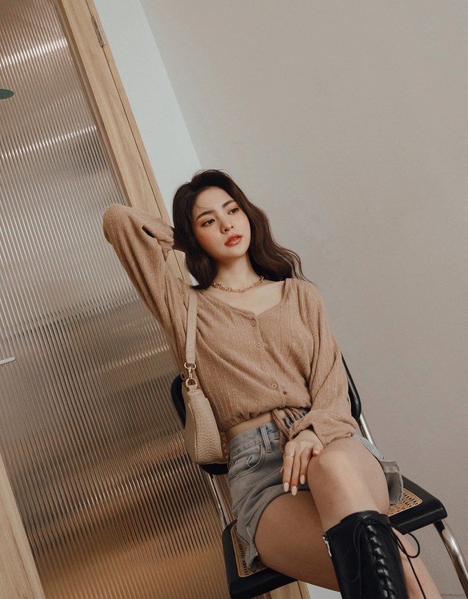 Minimal Chic V-Neck Embossed West-Tie Top