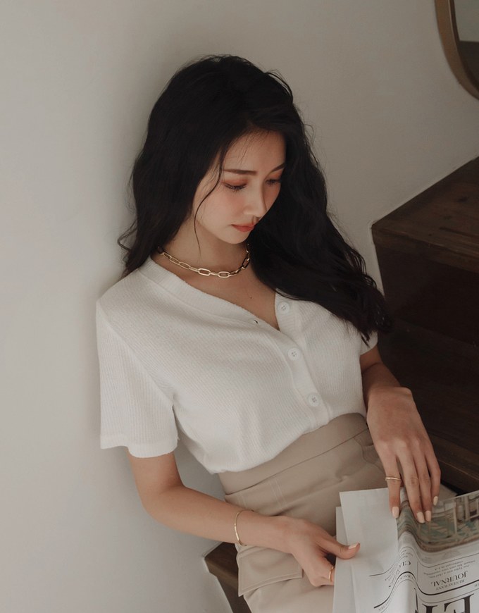 Minimal Chic V-neck Button-front Knit Top