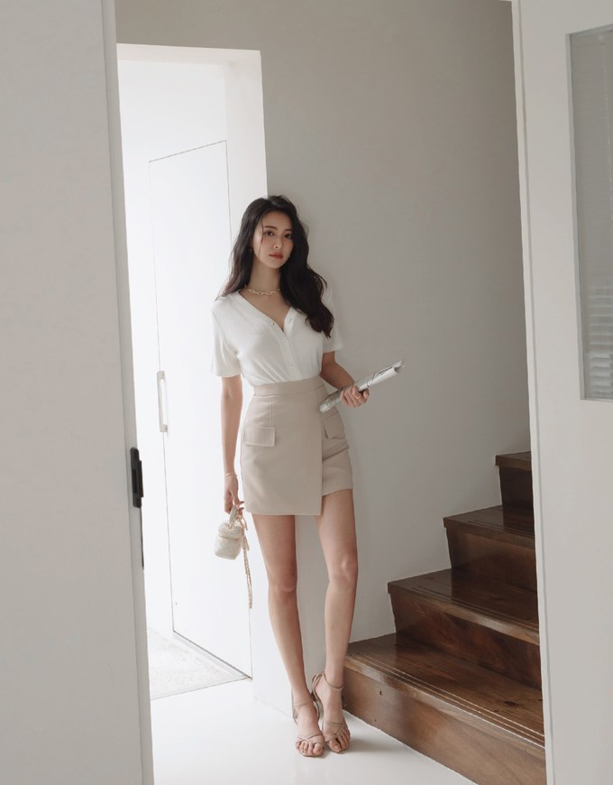 Minimal Chic V-neck Button-front Knit Top