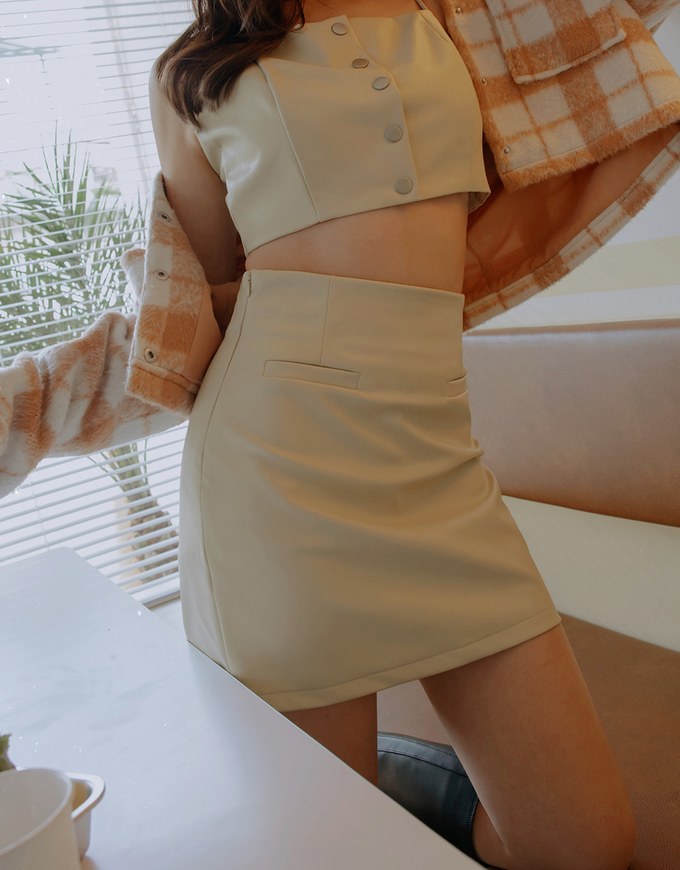 Très Chic Fake Pocket Faux Leather Skirt
