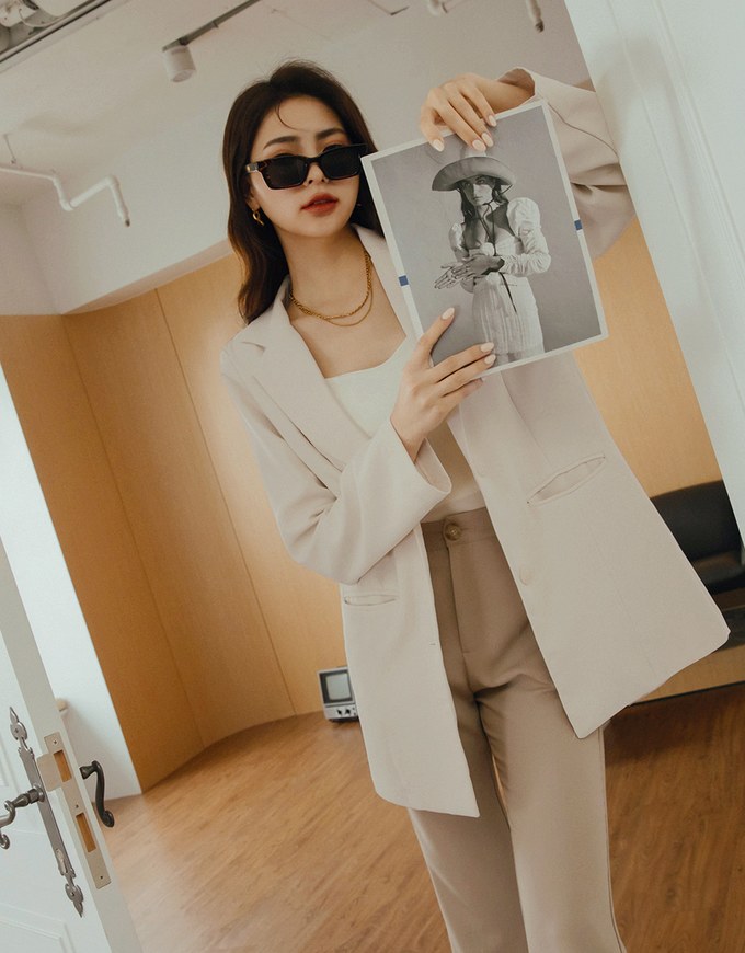 Vigorous Back-Slit Suit Blazer(With Detachable Shoulder Pads)