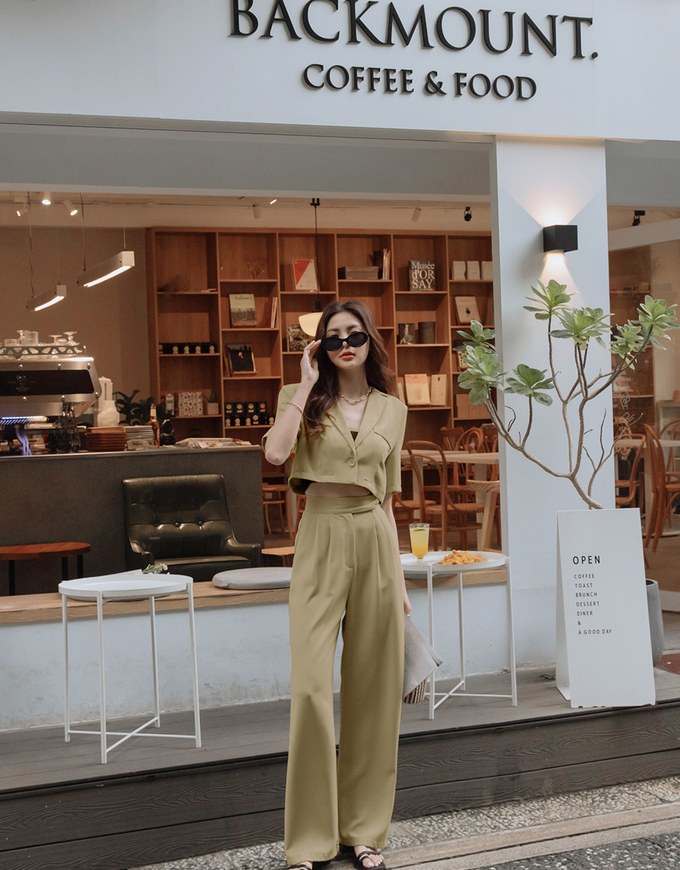 Vigorous Crossover Back-Slit Crop Blazer (With Shoulder Pads)