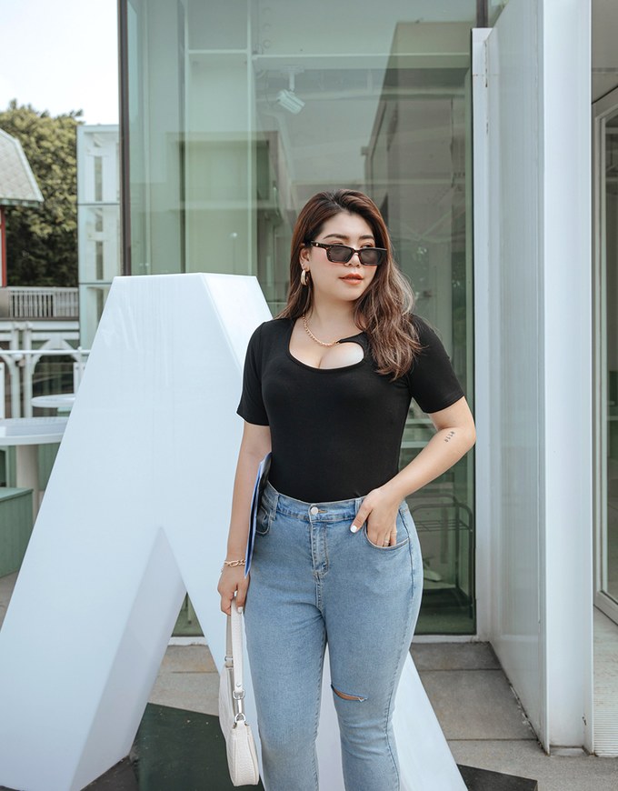 Iconic Metallic Chain Hollow Front Top