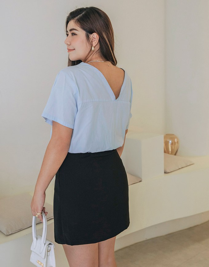 V-Neck Shoulder Gripping Pleats Under The Draw Tied Button Fastening Top