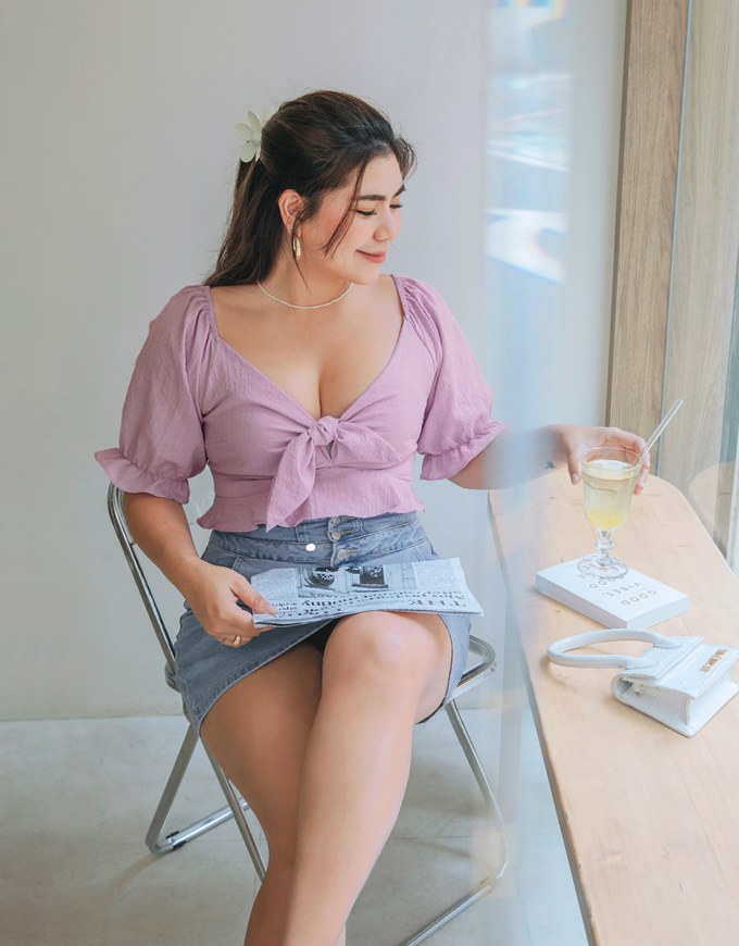 Fine Checkered Front Knot Puff Sleeve Crop Top