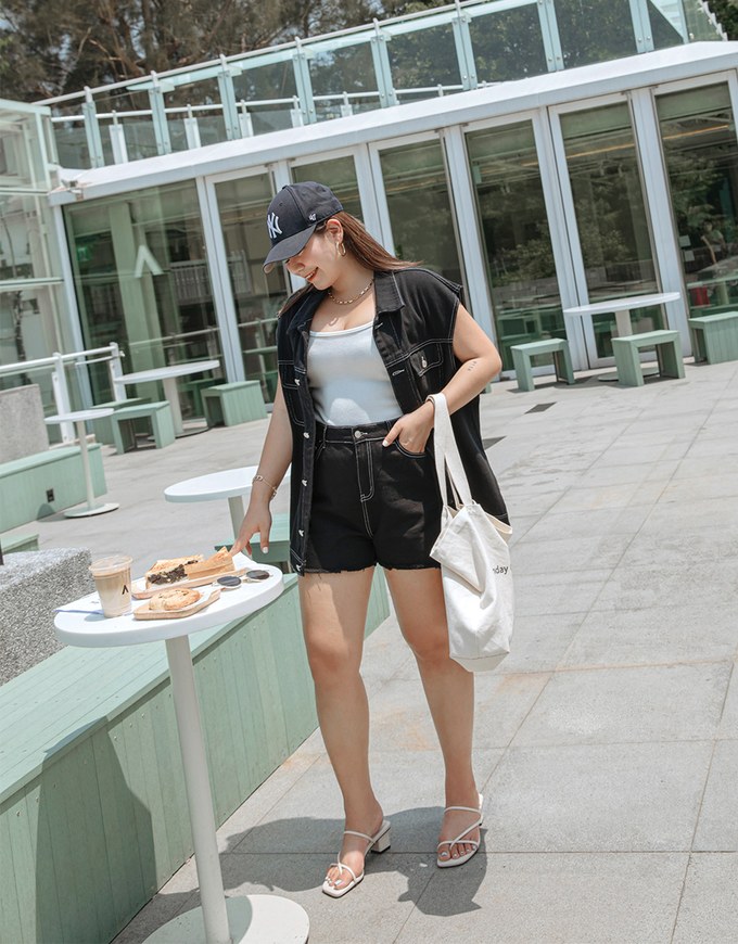 Iconic Seamline Ripped Shorts