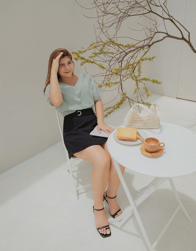 Detailing Belt Small Slit A-Line Skort