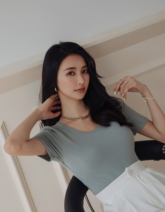 Basic Minimalistic Back Knot Hollow Knit Top