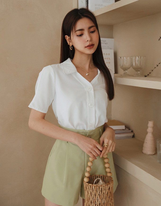 Sleeve Pleated Details Under The Shrunken Waist Shirt