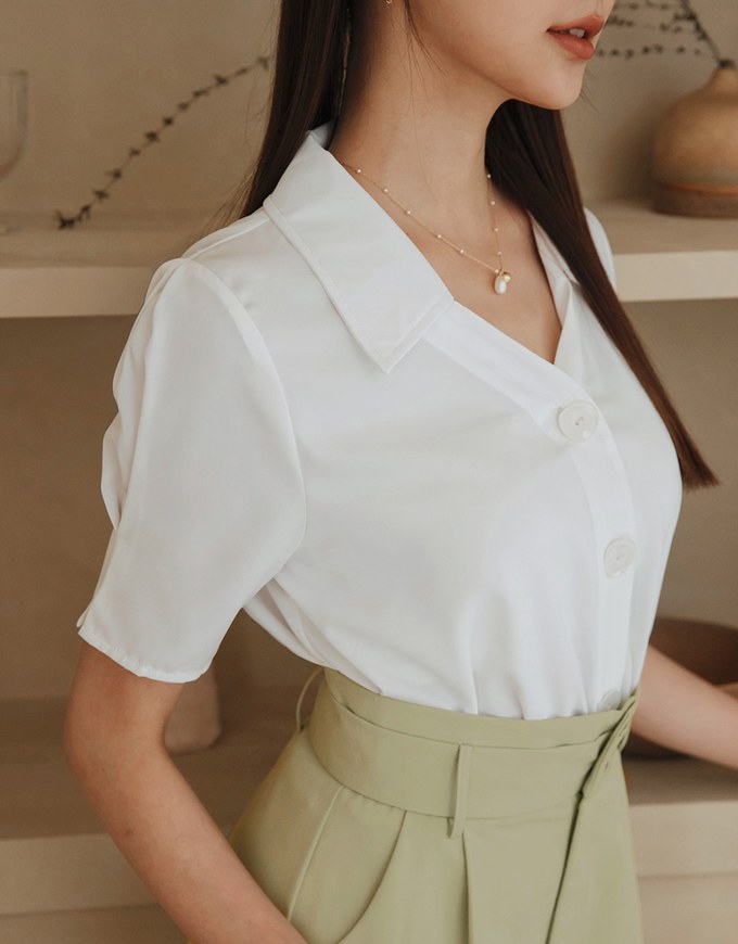Sleeve Pleated Details Under The Shrunken Waist Shirt